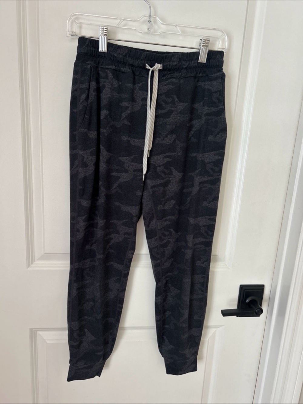 Vuori Performance Drawstring Jogger Pants Black Gray Camo Women’s XS Activewear